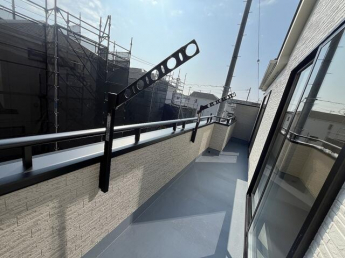 弊社施工例　陽当たり良好な南向きバルコニー！！衣類や布団もた