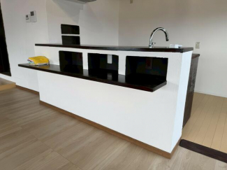 特注カウンターです　コンセント　ＬＡＮ接続もあります