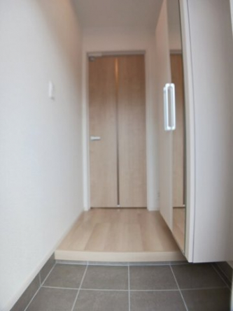 収納もある玄関です