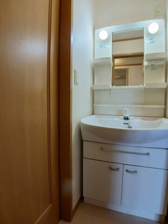 ゆったりとスペースのある洗面所