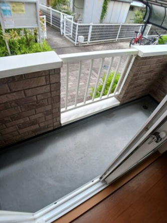 暖かな日差しのふりそそぐバルコニー