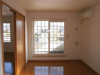 暖かな日差しのふりそそぐバルコニー