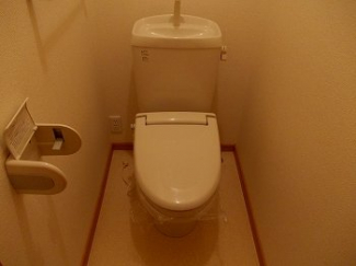落ち着いた色調のトイレです
