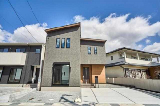 落ち着いた色合いの外観に、玄関まわりのウッドが映える、動線快