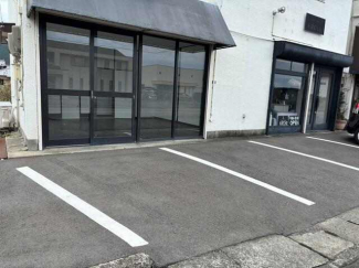 店舗前には２台分の来客駐車スペースと自転車・バイクスペース。