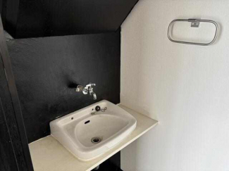 トイレ前には個別の洗面台。