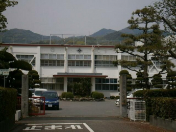 東温市立北吉井小学校まで252m