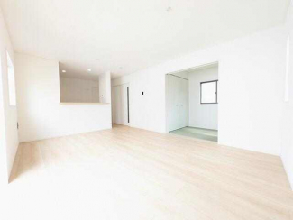 お庭からの光が降り注ぐ明るいリビング　落ち着きのある空間はく