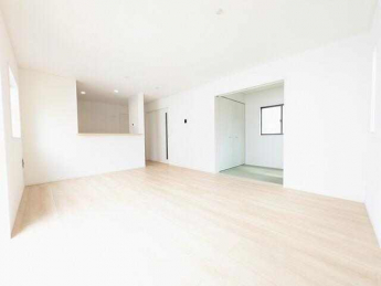 お庭からの光が降り注ぐ明るいリビング　落ち着きのある空間はく