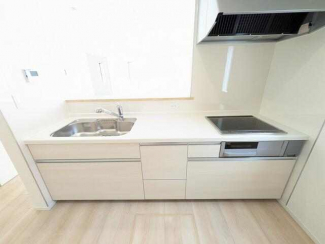 広くとられたキッチンスペースで縦横無尽に料理を楽しんでいただ