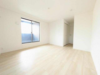 ２階洋室、クローゼットが各部屋にあり、衣類や段ボールなど、様