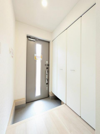 明るい玄関　外回りの物を置けるスペースを確保しております