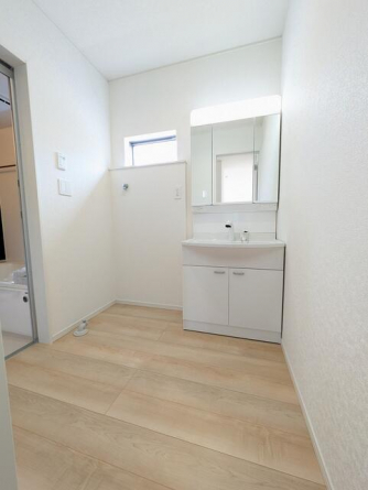 くもり止めコートを施した電気を使わないエコ仕様の鏡　三面鏡で