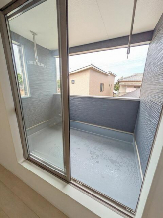 南側のバルコニーは陽当り良好　スペースをしっかりと確保してお