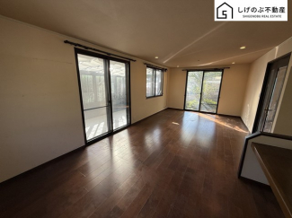 採光良好なリビングは、ご家族の憩いの空間。居心地の良い快適な安らぎの場所にもなりそうです。