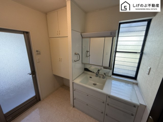 大きな三面鏡付きの洗面台で毎日の身だしなみもばっちりですね。