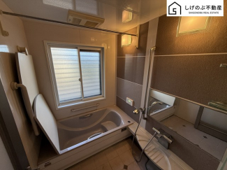 窓付きのバスルームは、明るく換気環境も良好。日中の入浴も気持ちよくお使い頂けそうです。