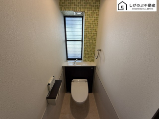 換気にも配慮した窓付きのトイレスペースとなっています。こちらは嬉しいウォシュレット機能付きです。