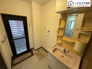 大きな鏡付きの洗面台で毎日の身だしなみもばっちりですね。