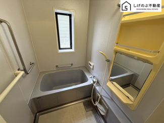 窓付きのバスルームは、明るく換気環境も良好。日中の入浴も気持ちよくお使い頂けそうです。