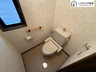 換気にも配慮した窓付きのトイレスペースとなっています。