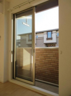 暖かな日差しのふりそそぐバルコニー