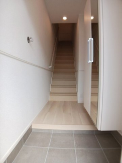 収納もある玄関です