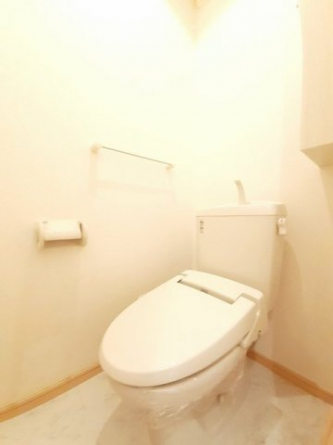 落ち着いた色調のトイレです