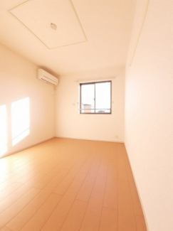 明るい色調の室内です