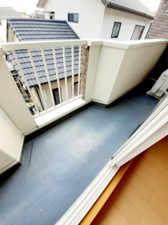 バルコニーからの眺めを楽しみながら食事をしませんか