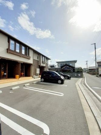 駐車場があるので、車を買う予定の方も安心です