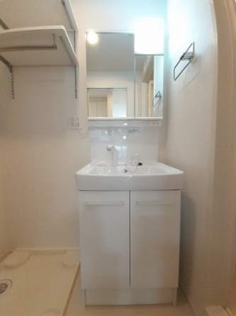 ゆったりとスペースのある洗面所