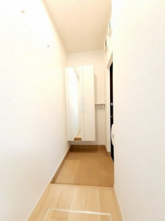 収納もある玄関です