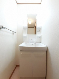 ゆったりとスペースのある洗面所