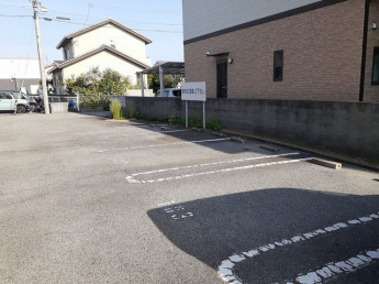 駐車場があるので、車を買う予定の方も安心です