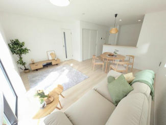 光が降り注ぐ明るいリビング　落ち着きのある空間はくつろぎの時