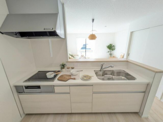 広くとられたキッチンスペースで縦横無尽に料理を楽しんでいただ