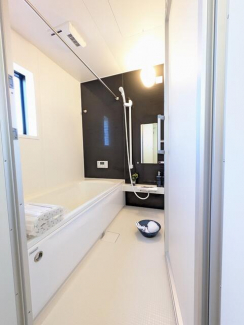 １日の疲れを癒すユニットバス　清潔感が溢れるシンプルですっき