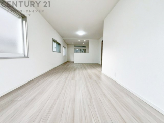 リビングダイニングは家族や友人とのコミュニケーションを楽しむ場所でくつろぎながら食事や会話を楽しめ、多目的に利用できリラックスできる空間です。家庭内の中心として機能し、快適な生活をサポートします。