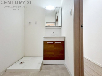 化粧品や洗顔料、歯ブラシなどの必需品をまとめて置ける収納スペースがあり、使用するたびに取り出す手間が省けます。また、水回りのため、濡れても大丈夫な素材が使用されており、お手入れが簡単です。