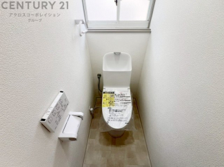 温水洗浄便座付トイレは温水洗浄機能により、暖かい水でおしりを洗浄することができ、冷たい水を使う従来の便座に比べ、温水洗浄機能で暖かいトイレを提供し、快適な使用を可能にします。