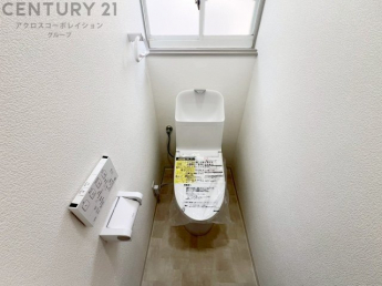 温水洗浄便座付トイレは温水洗浄機能により、暖かい水でおしりを洗浄することができ、冷たい水を使う従来の便座に比べ、温水洗浄機能で暖かいトイレを提供し、快適な使用を可能にします。