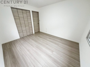 明るい色合いのフローリングとクロスを使用した洋室は家具やインテリアとも調和しやすく空間が広く感じられ開放感を生み出します。自然光を効果的に反射し、室内を明るく保つため、日中の照明使用を抑えられます。