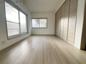 リラックスできるプライベート空間で、快適な睡眠をサポート。個人の好みに合わせたインテリアや寝具で心地良さを追求。プライベートな時間を過ごし、リフレッシュする場所におすすめです。