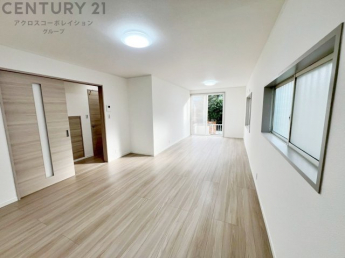 キッチン前のダイニングスペース　カウンターキッチンから料理の受け渡し等に便利です。ダイニングセットを置いても十分な広さを確保。