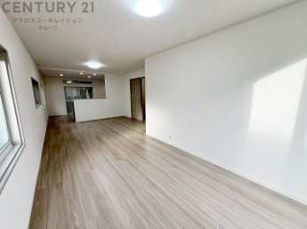 キッチン前のダイニングスペース　カウンターキッチンから料理の受け渡し等に便利です。ダイニングセットを置いても十分な広さを確保。