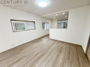 キッチン前のダイニングスペース　カウンターキッチンから料理の受け渡し等に便利です。ダイニングセットを置いても十分な広さを確保。