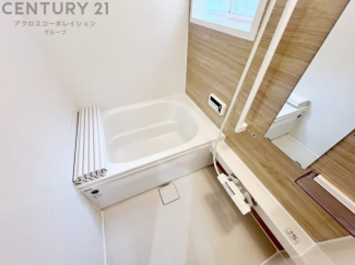 ユニットバスは省スペースでありながら、シンプルな設計と使いやすさを備え、簡便なメンテナンスが可能です。大きな窓付きで換気にも便利です。またミラー・小物置き場もあり便利です。