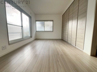 リラックスできるプライベート空間で、快適な睡眠をサポート。個人の好みに合わせたインテリアや寝具で心地良さを追求。プライベートな時間を過ごし、リフレッシュする場所におすすめです。