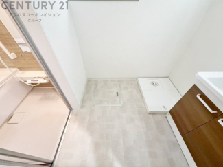 衣服の収納や脱ぎ着や整理整頓がしやすく、湿った衣類を乾燥させるスペースがありカビや臭いの発生を防ぎます。床の汚れを他の部屋に持ち込まず清潔を保つことができます。また快適な入浴環境の整備にも役立ちます。